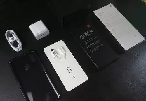 Состав комплекта смартфона Xiaomi Mi 8