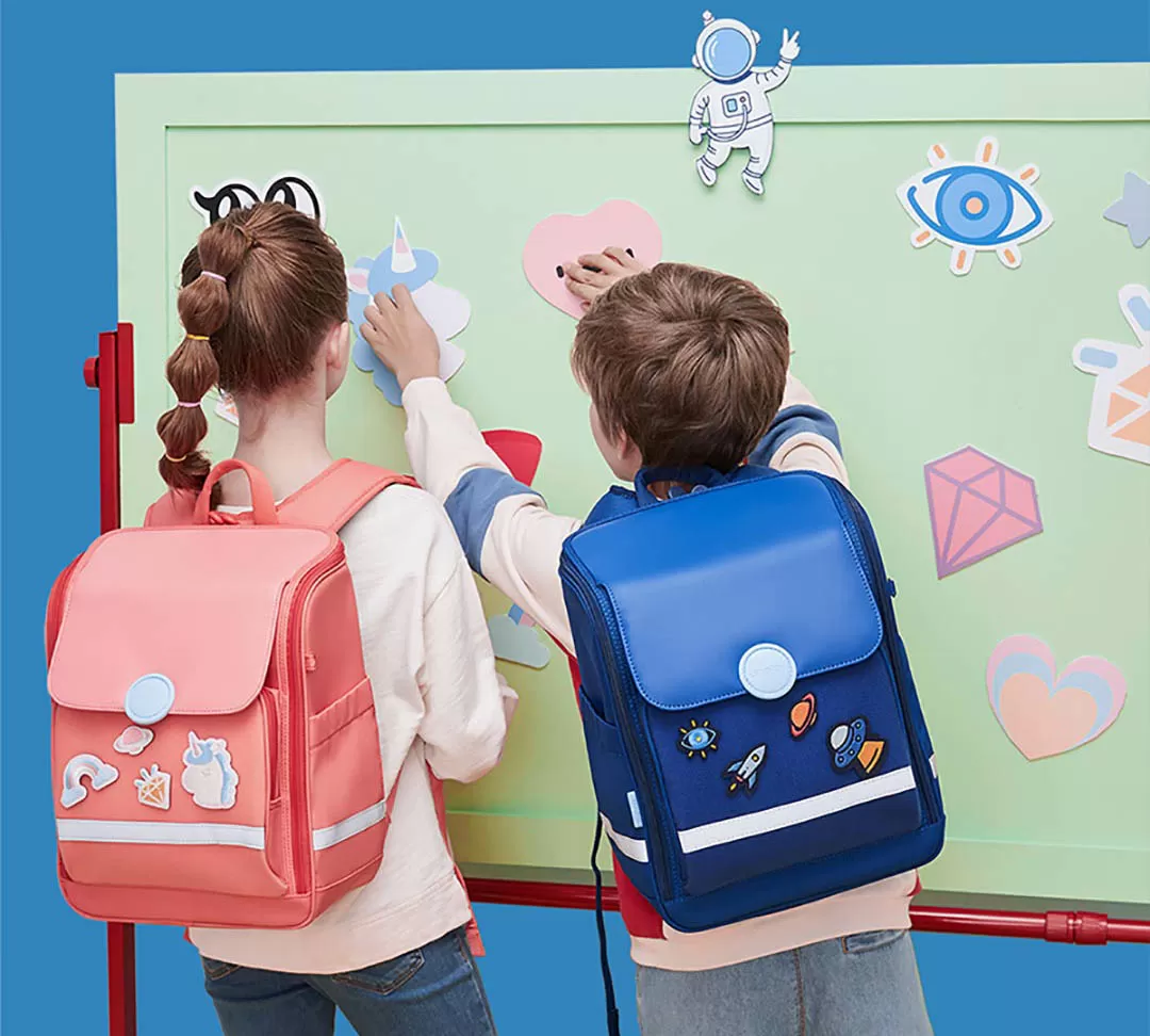 Дети школа рюкзак. Ксиоми рюкзаки школьные. Рюкзак ксяоми школьный. Xiaomi Youpin рюкзак. Ксиаоми ранец школьный.