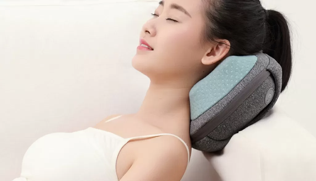 Девушка на кресле с массажером Xiaomi Lefan LF-YK006
