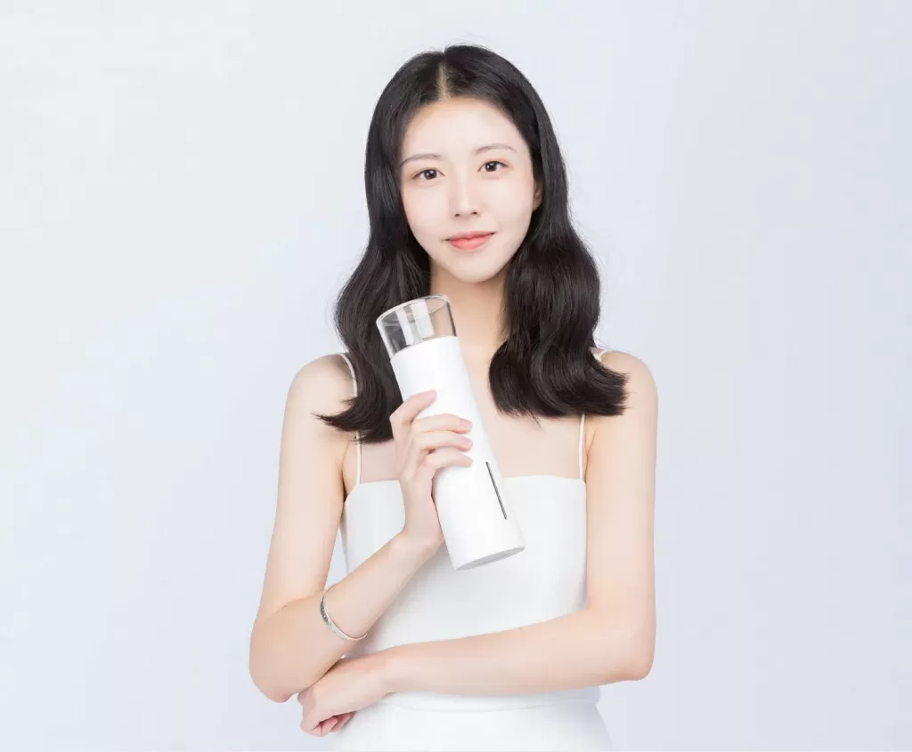 Девушка с термосом Xiaomi Pinztea Tea Water Separation Cup 