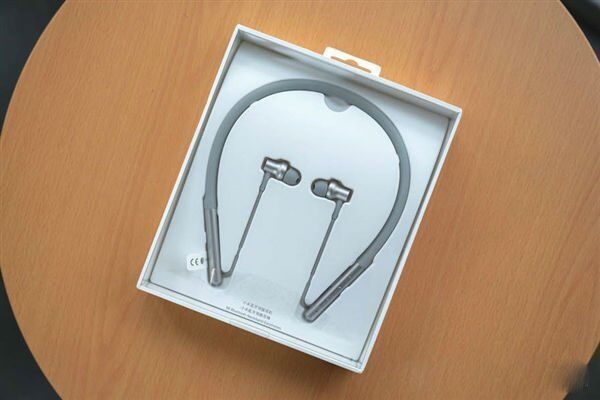 Xiaomi Mi Bluetooth Collar Earphones в коробке