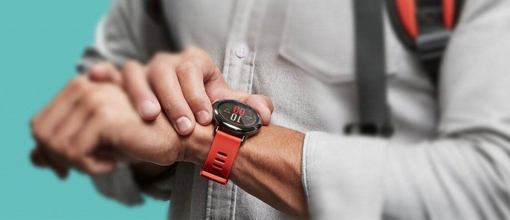 Часы Xiaomi на руке