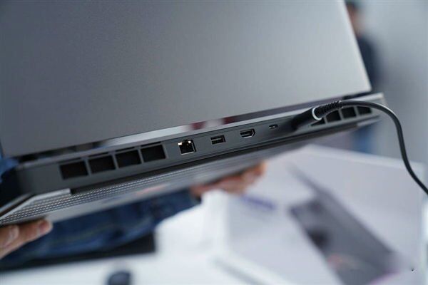 Xiaomi Mi Gaming Laptop: вид сзади