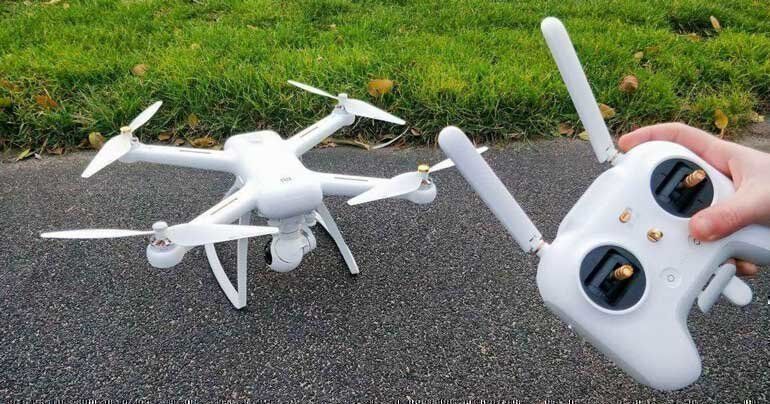 Коптер и пульт на улице Mi Drone 4k