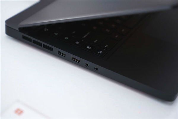 Xiaomi Mi Gaming Laptop: вид сбоку
