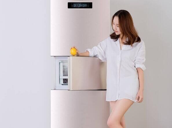 Девушка рядом с холодильником Viomi