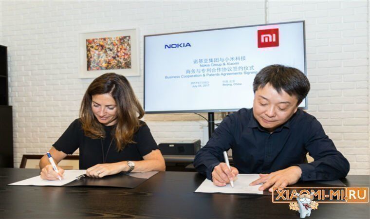 Момент подписания договора о партнерстве Nokia и Xiaomi 