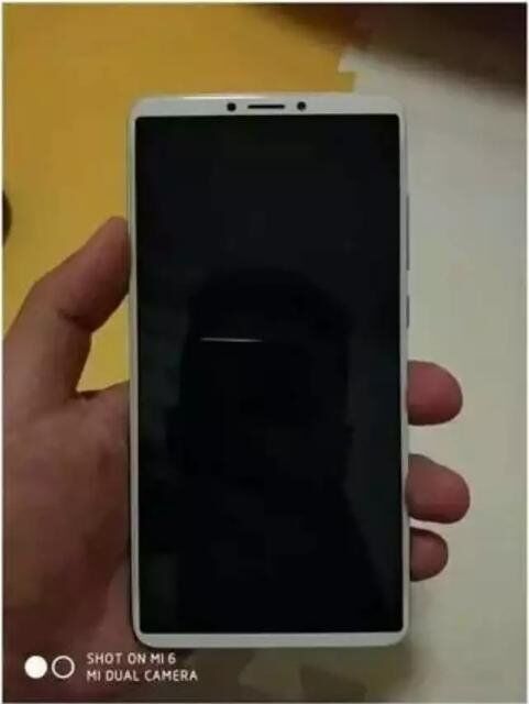 Фото Xiaomi Redmi Note 5 в руках