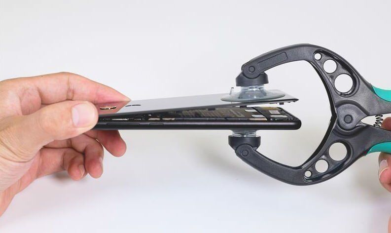 Процесс снятия задней крышки смартфона
