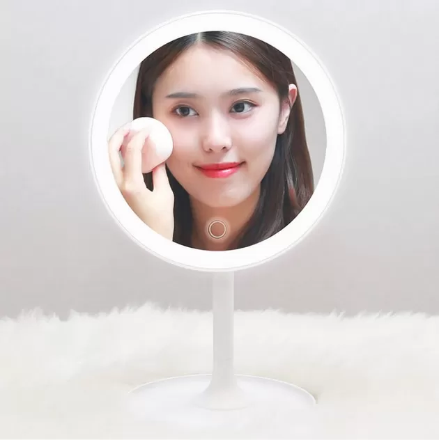 Пример работы зеркала для макияжа Xiaomi DOCO Daylight Small White Mirror Standard Edition HZJ001