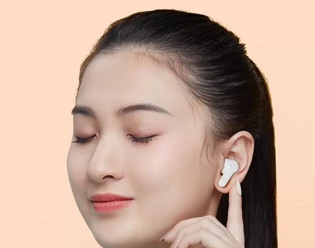 Расположение беспроводных наушников Xiaomi QCY T13 в ушной раковине