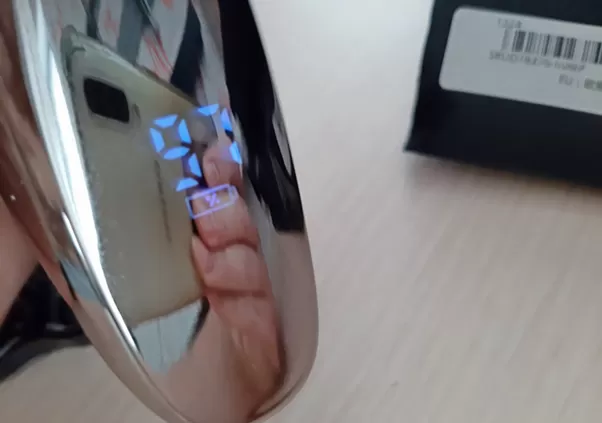 Экран на корпусе электробритвы Xiaomi Enchen Blackstone 3