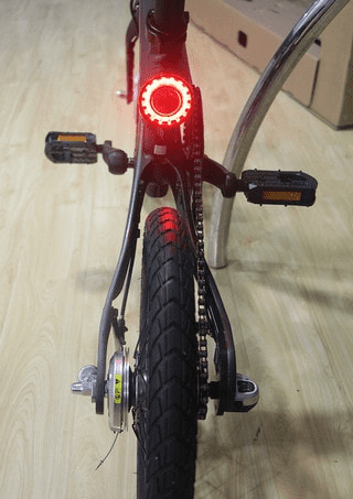 Вид на задние габаритные огни электровелосипеда Xiaomi Mijia QiCycle Folding Electric Bike