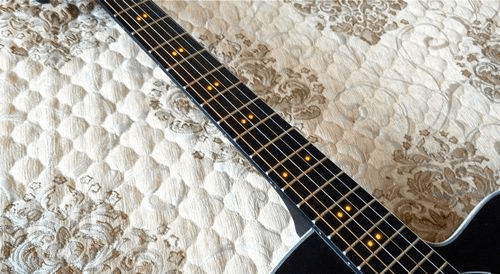 Внешний вид грифа умной гитары Xiaomi Poputar P1
