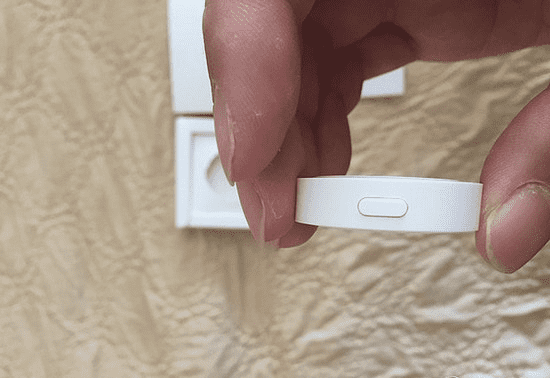 Расположение кнопки включения Xiaomi Mi Smart Home Temperature/Humidity Sensor