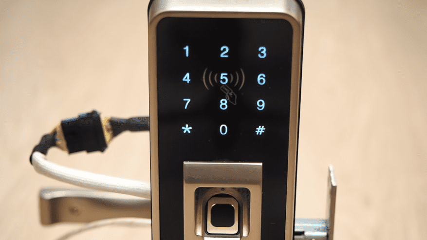Ввод пароля при настройке дверного замка Xiaomi Aqara Smart Fingerprint Door Lock