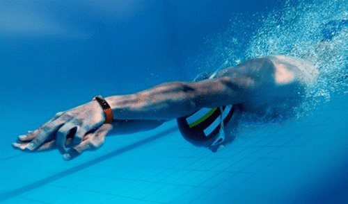 Процесс плавания с фитнес-браслетом
