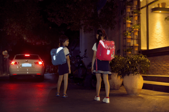 Девочка и мальчик в рюкзаках Xiaomi