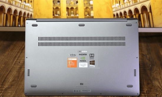 Оборотная сторона ноутбука Xiaomi Mi Notebook Pro 15.6 с технической информацией
