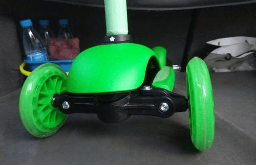 Принцип установки передних колес на самокате Xiaomi Beva Children's Scooter