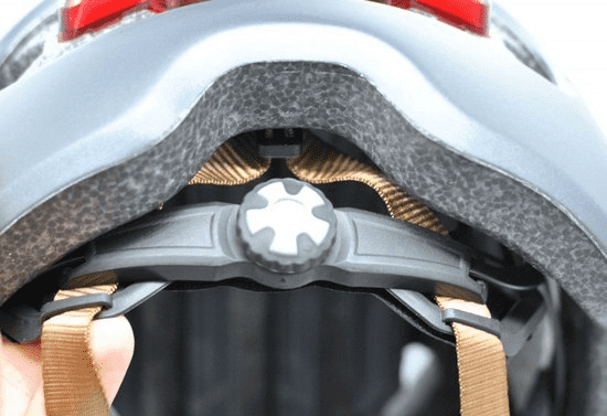Механизм регулировки ремней в велосипедном шлеме Smart4u SH50