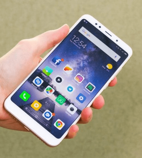 Размещение смартфона Xiaomi Redmi 5 Plus на ладони