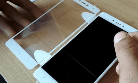 Процесс снятия пленки с защитного стекла Xiaomi