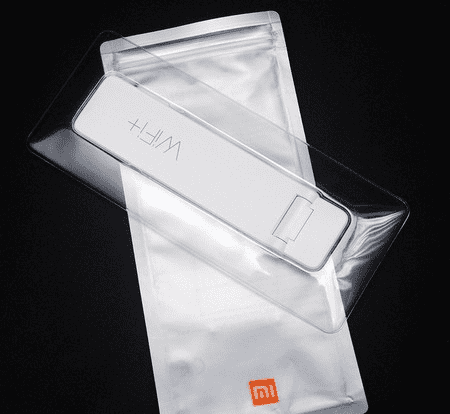 Упакованный усилитель сигнала Xiaomi Mi Wi-Fi Amplifier 2