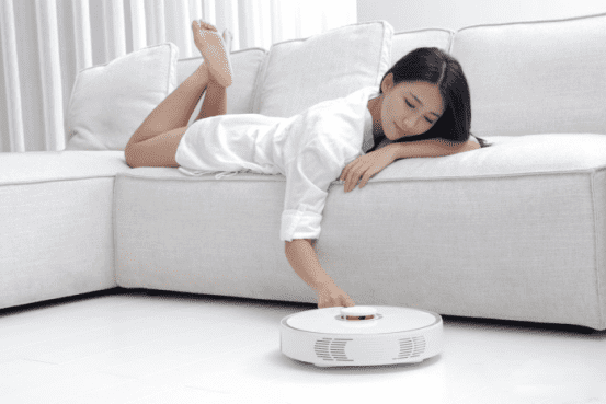 Девушка и Робот пылесос Xiaomi MiJia Robot Vacuum Cleaner 2