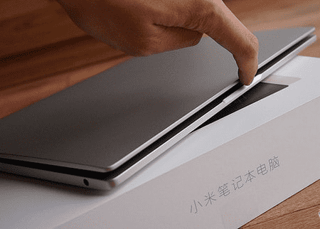 Специальная выемка для открытия ноутбука Xiaomi Mi Notebook Air 12,5