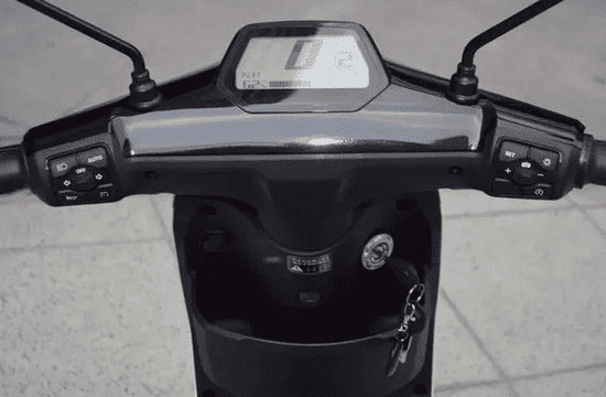  Вид на рулевую стойку Xiaomi Super Soco CU Smart Scooter