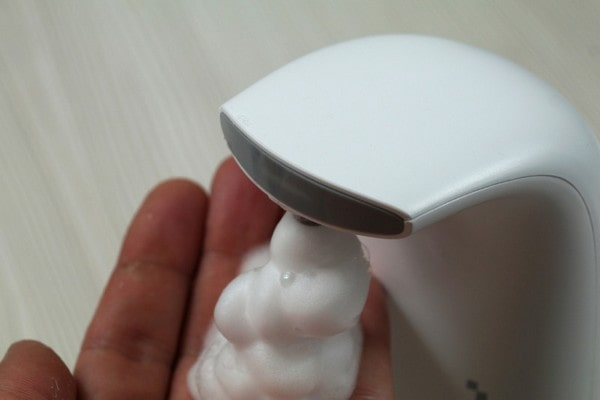 Процесс подачи мыльной пены из диспенсера Xiaomi