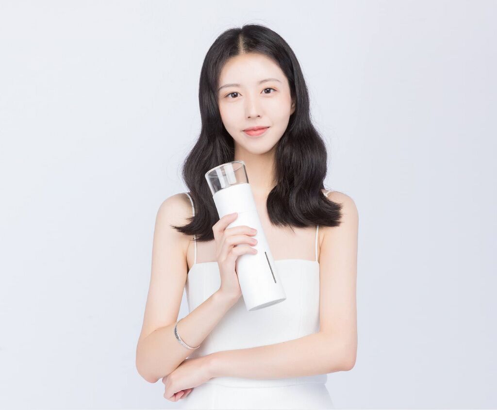 Девушка с термосом Xiaomi Pinztea Tea Water Separation Cup Девушка с термосом Xiaomi Pinztea Tea Water Separation Cup
