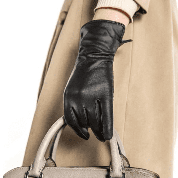 Девушка в перчатках Xiaomi Qimian Alltouch Seven-Faced Women Lambskin Touch Screen Gloves Пример использования перчаток Xiaomi Qimian Alltouch Seven-Faced Women Lambskin Touch Screen Gloves