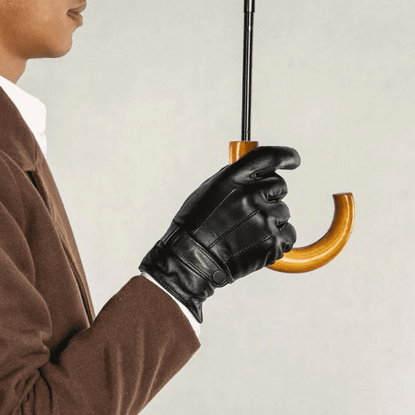 Мужчина в перчатках Xiaomi Qimian Alltouch Seven-Faced Men Lambskin Touch Screen Gloves Пример использования перчаток Xiaomi Qimian Alltouch Seven-Faced Men Lambskin Touch Screen Gloves