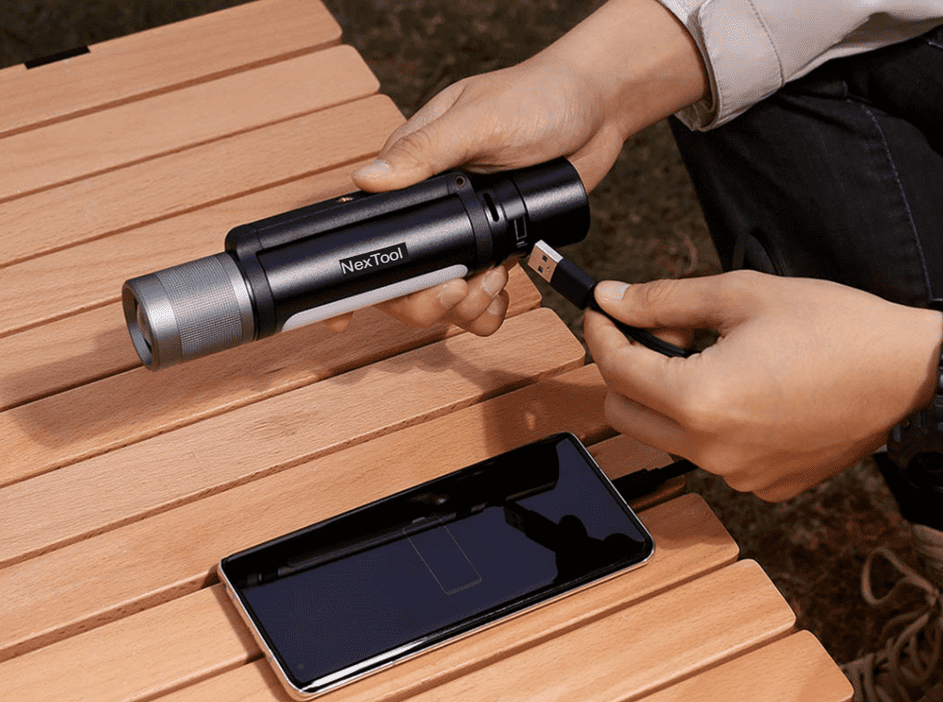 Процесс зарядки фонарика NexTool Natuo Outdoor 12-в-1 Thunder Music Flashlight